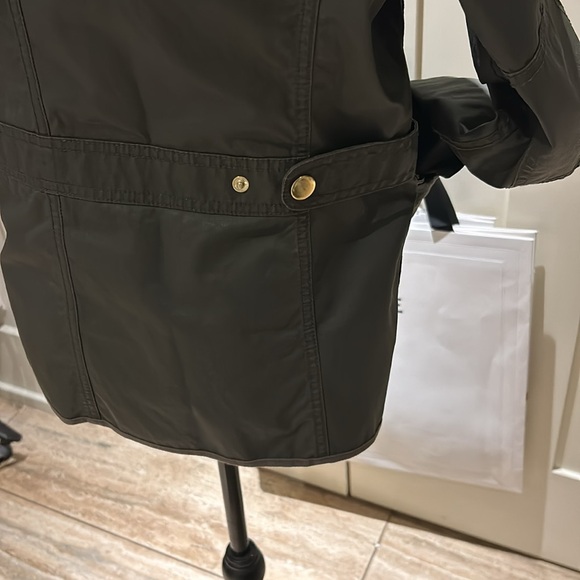 J Crew iconic waxed green coat- 4 pockets, gold hardware. (M), in great shape ! - Picture 9 of 10